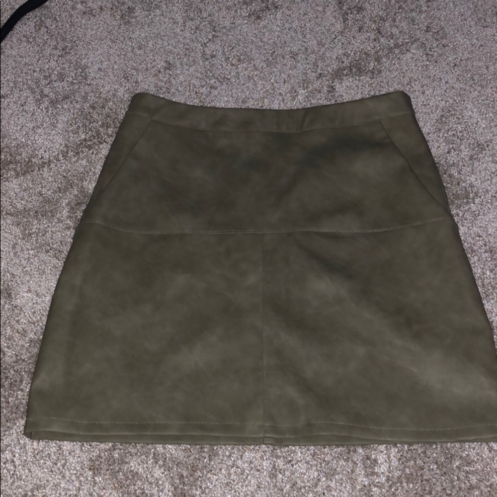 Leather dark green skirt with pockets